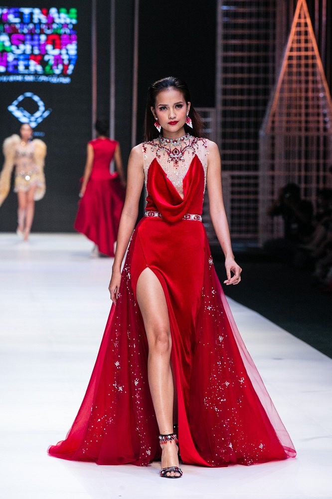 Ngọc Trinh khoe đường cong với váy trong suốt ở show Đỗ Long