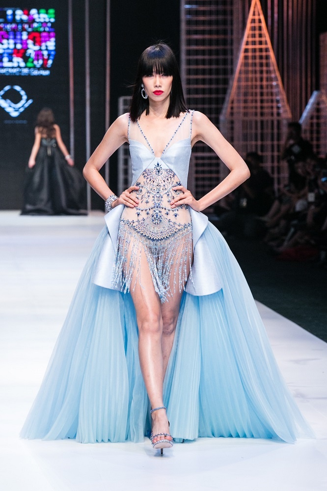 Ngọc Trinh khoe đường cong với váy trong suốt ở show Đỗ Long