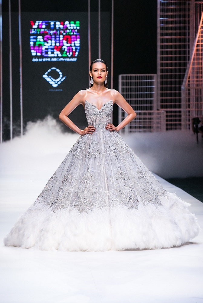 Ngọc Trinh khoe đường cong với váy trong suốt ở show Đỗ Long