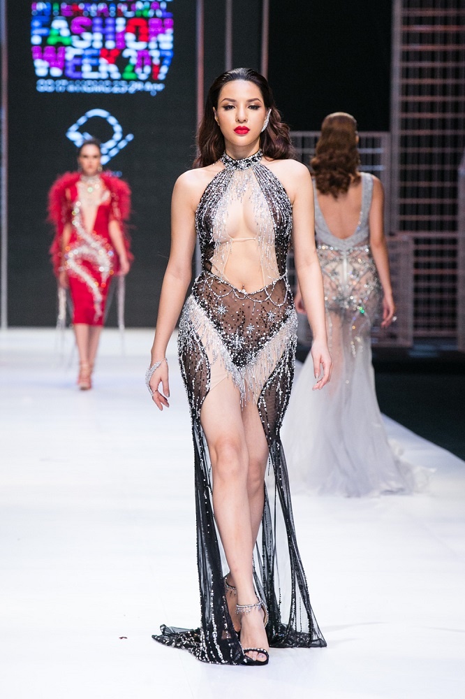 Ngọc Trinh khoe đường cong với váy trong suốt ở show Đỗ Long