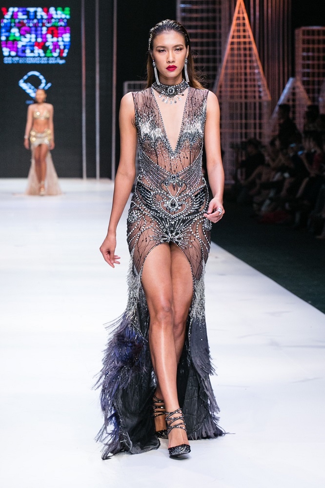 Ngọc Trinh khoe đường cong với váy trong suốt ở show Đỗ Long