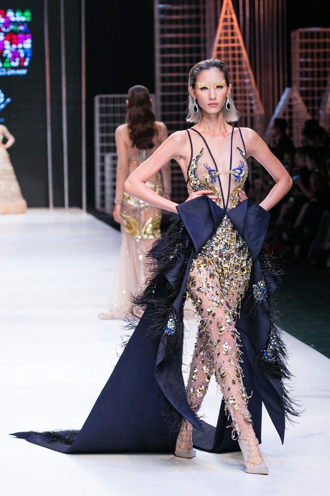 Ngọc Trinh khoe đường cong với váy trong suốt ở show Đỗ Long