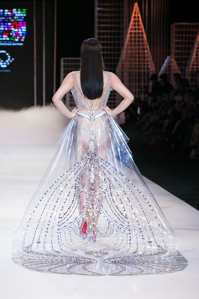 Ngọc Trinh khoe đường cong với váy trong suốt ở show Đỗ Long