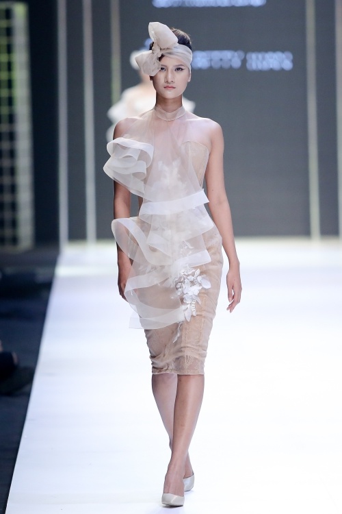Người mẫu U60 catwalk với đồ xuyên thấu tại Tuần thời trang Việt Nam