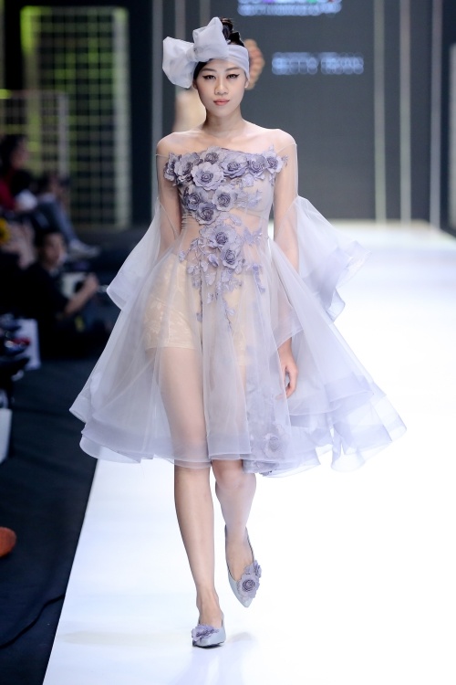 Người mẫu U60 catwalk với đồ xuyên thấu tại Tuần thời trang Việt Nam