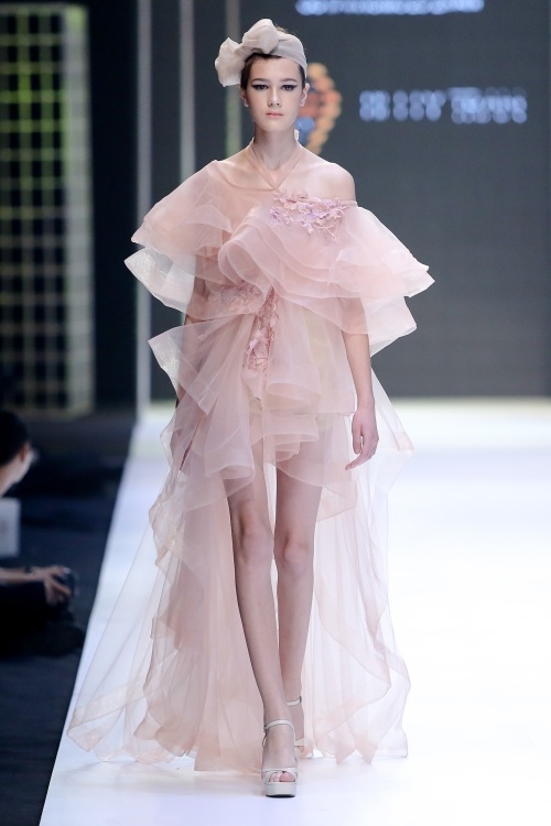 Người mẫu U60 catwalk với đồ xuyên thấu tại Tuần thời trang Việt Nam