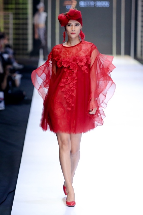 Người mẫu U60 catwalk với đồ xuyên thấu tại Tuần thời trang Việt Nam