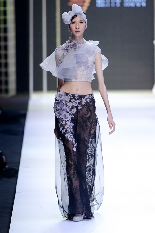 Người mẫu U60 catwalk với đồ xuyên thấu tại Tuần thời trang Việt Nam