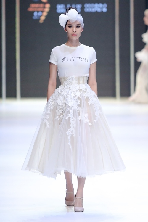 Người mẫu U60 catwalk với đồ xuyên thấu tại Tuần thời trang Việt Nam