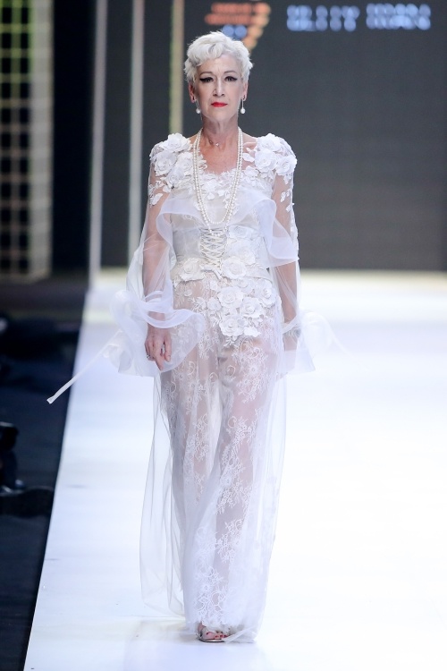 Người mẫu U60 catwalk với đồ xuyên thấu tại Tuần thời trang Việt Nam