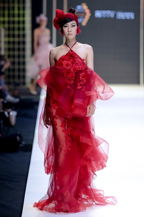 Người mẫu U60 catwalk với đồ xuyên thấu tại Tuần thời trang Việt Nam