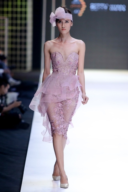 Người mẫu U60 catwalk với đồ xuyên thấu tại Tuần thời trang Việt Nam