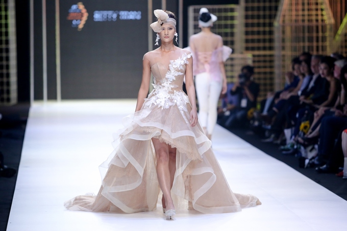 Người mẫu U60 catwalk với đồ xuyên thấu tại Tuần thời trang Việt Nam