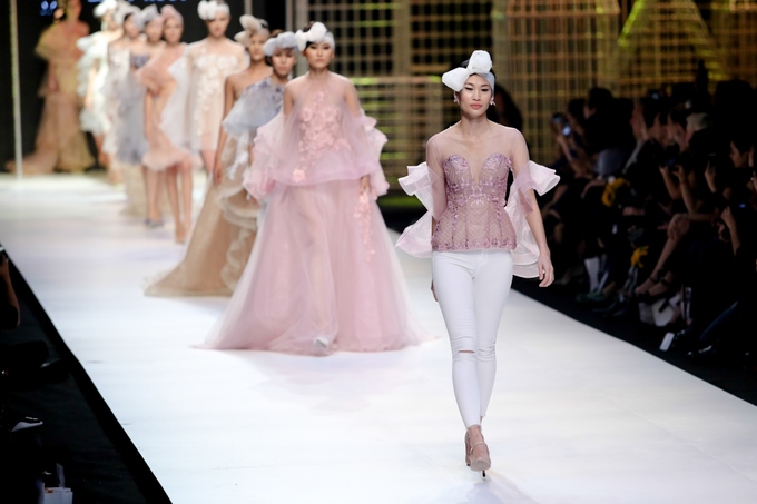 Người mẫu U60 catwalk với đồ xuyên thấu tại Tuần thời trang Việt Nam