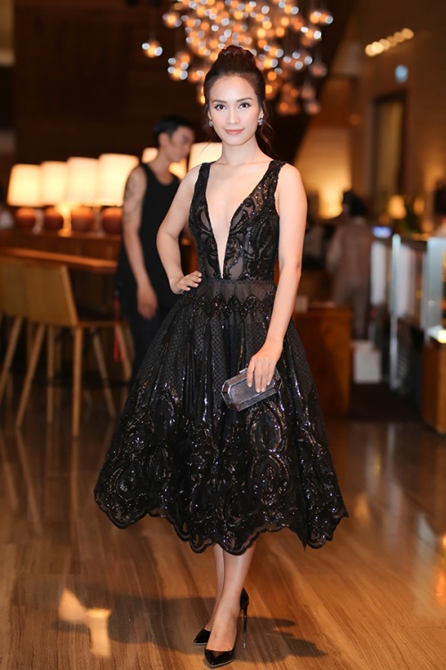 Minh Hằng gây chú ý trên thảm đỏ với cả 'cây' hàng hiệu