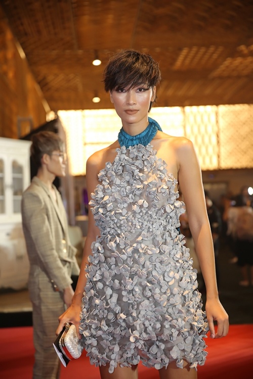 Minh Hằng gây chú ý trên thảm đỏ với cả 'cây' hàng hiệu