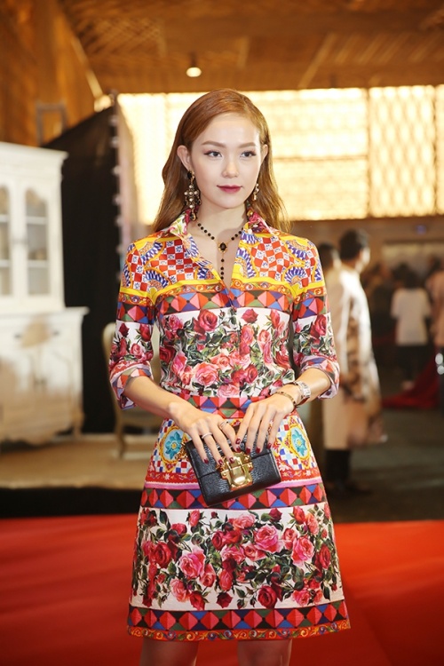 Minh Hằng gây chú ý trên thảm đỏ với cả 'cây' hàng hiệu