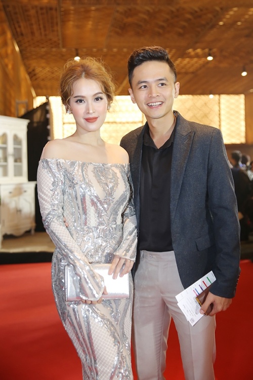 Minh Hằng gây chú ý trên thảm đỏ với cả 'cây' hàng hiệu