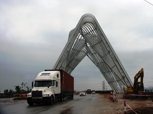 Quảng Ninh thông xe cổng chào gần 200 tỷ