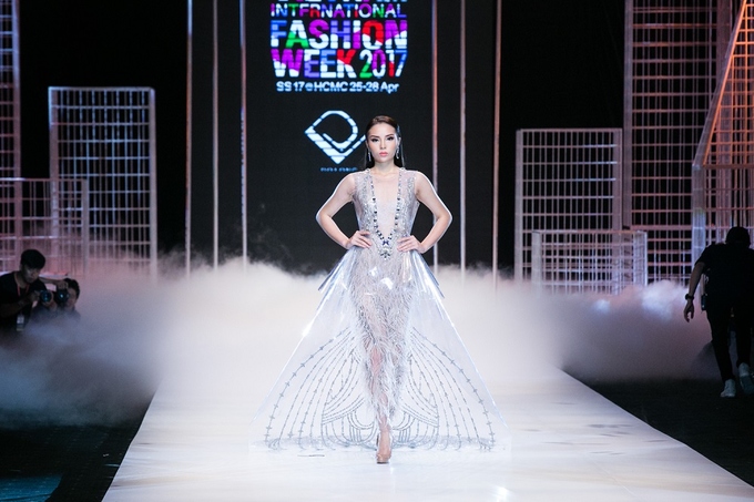 Ngọc Trinh khoe đường cong với váy trong suốt ở show Đỗ Long