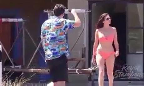 Người đẹp bikini méo mặt vì từ chối lời tán tỉnh của chàng trai