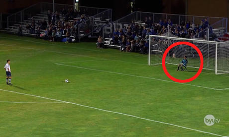 Cả nước Mỹ 'phát cuồng' chàng thủ môn 5 lần cản phá penalty bằng mặt