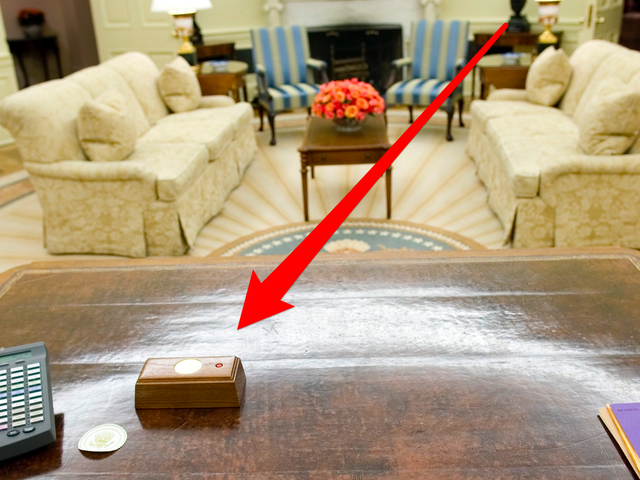 Giải mã nút bấm đỏ trên bàn làm việc của ông Trump tại Nhà Trắng