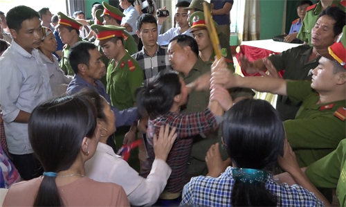 Hỗn loạn tại buổi tòa án xin lỗi ông Hàn Đức Long