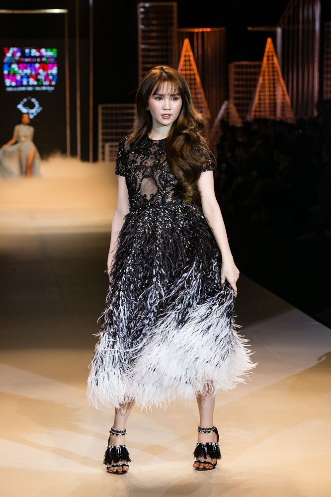 Ngọc Trinh khoe đường cong với váy trong suốt ở show Đỗ Long