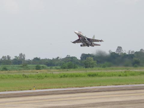 phi-cong-su30-cuu-may-bay-khi-chi-con-1-dong-co_870791-1