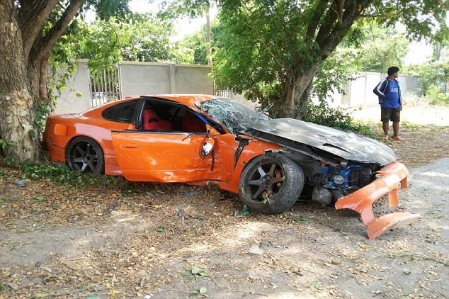 Sư Thái Lan đâm tan nát siêu xe đi mượn vào gốc cây