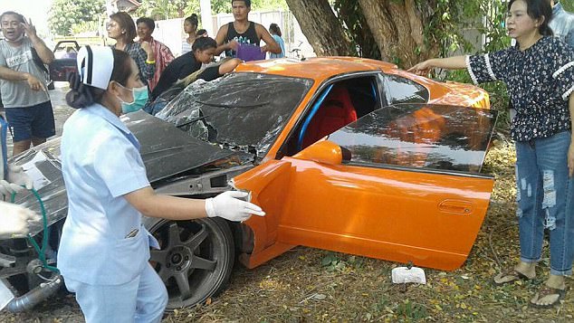 Sư Thái Lan đâm tan nát siêu xe đi mượn vào gốc cây