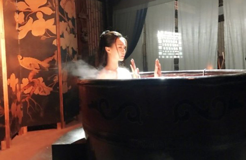 Hậu trường hài hước cảnh tắm gợi cảm trong phim Trung Quốc