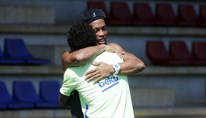 Ronaldinho tái xuất trên sân tập, động viên Barca