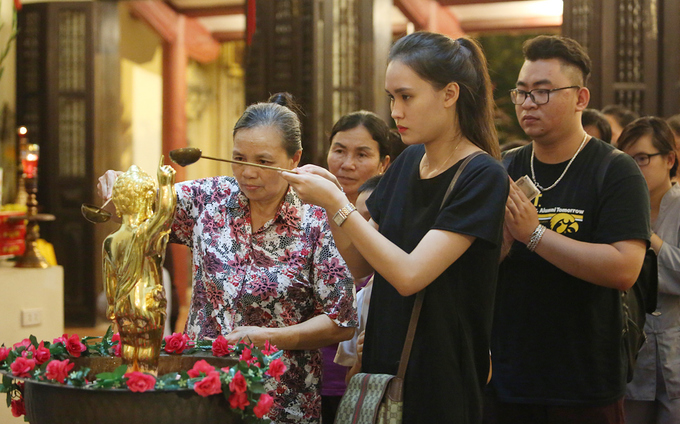 Dòng người xếp hàng tắm tượng Phật ở chùa Bằng