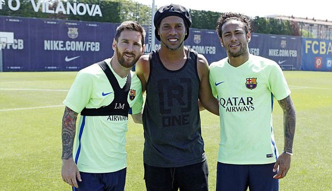 Ronaldinho tái xuất trên sân tập, động viên Barca