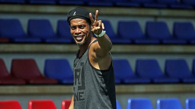 Ronaldinho tái xuất trên sân tập, động viên Barca