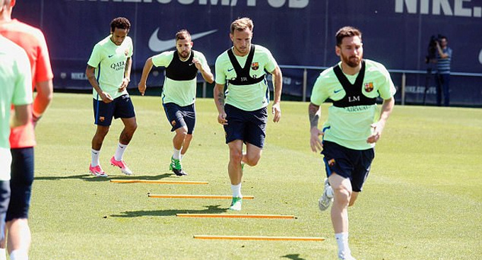 Ronaldinho tái xuất trên sân tập, động viên Barca