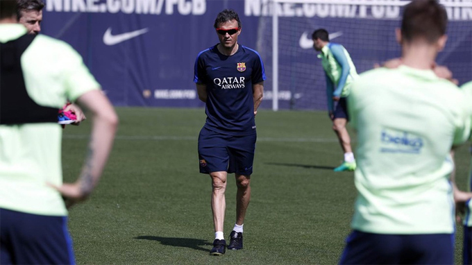 Ronaldinho tái xuất trên sân tập, động viên Barca