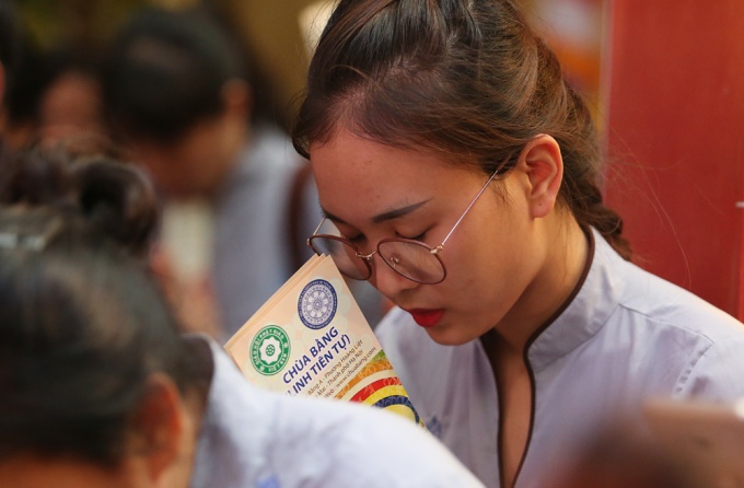 Dòng người xếp hàng tắm tượng Phật ở chùa Bằng