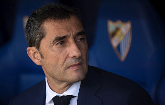 Ronaldinho tái xuất trên sân tập, động viên Barca