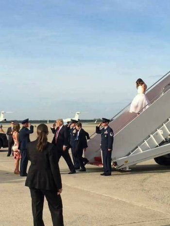 Chuyên gia nhận xét cách Trump 'bỏ rơi' vợ khi xuống máy bay