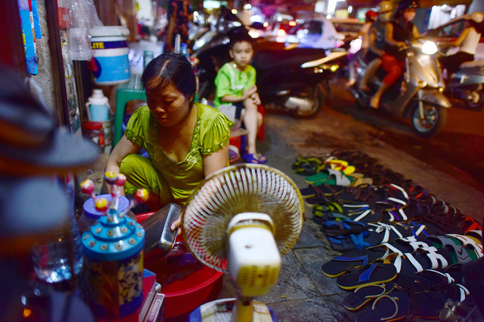 Mưu sinh trên vỉa hè đêm Hà Nội