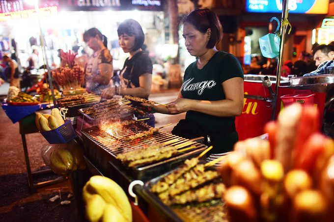Mưu sinh trên vỉa hè đêm Hà Nội