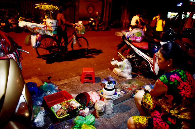 Mưu sinh trên vỉa hè đêm Hà Nội