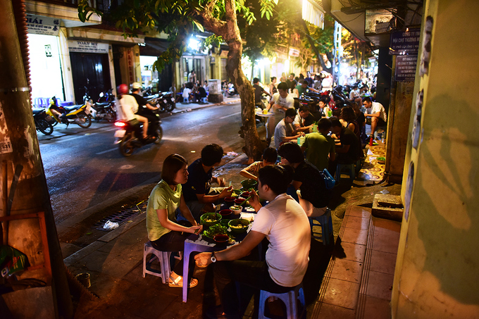 Mưu sinh trên vỉa hè đêm Hà Nội