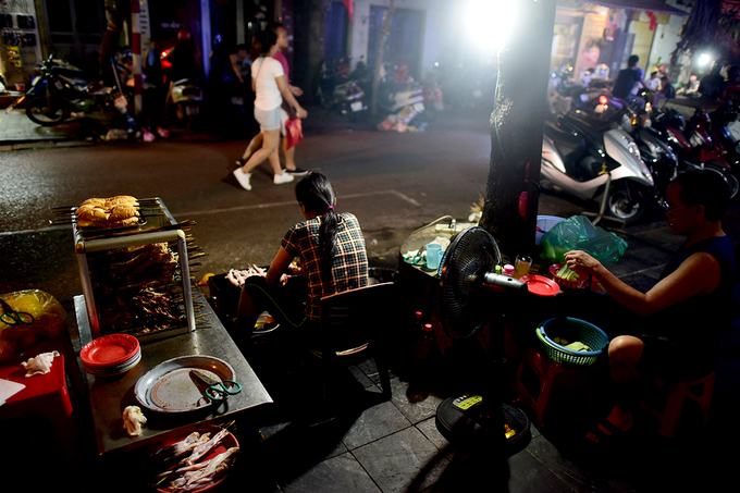 Mưu sinh trên vỉa hè đêm Hà Nội