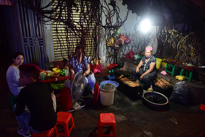 Mưu sinh trên vỉa hè đêm Hà Nội