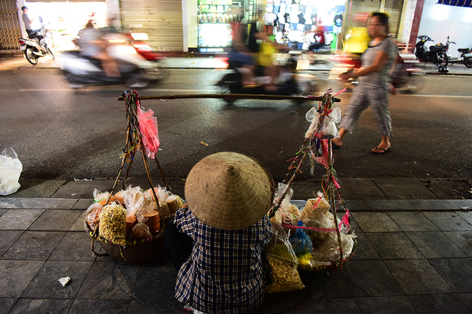 Mưu sinh trên vỉa hè đêm Hà Nội