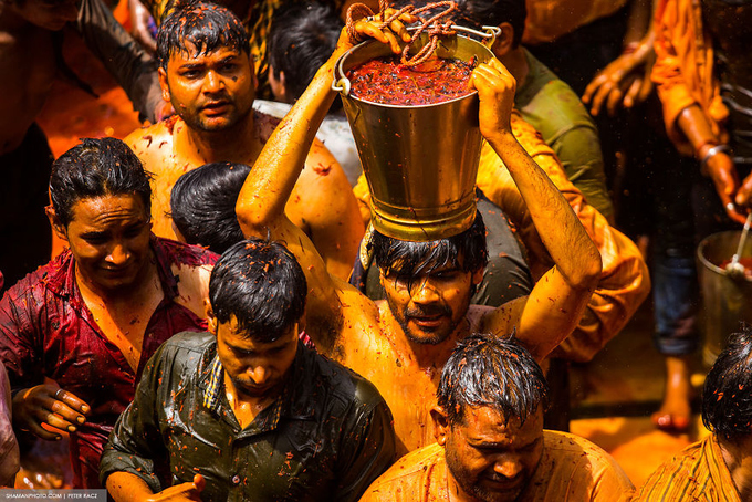 Lễ hội cho phép phụ nữ đánh đàn ông ở Ấn Độ